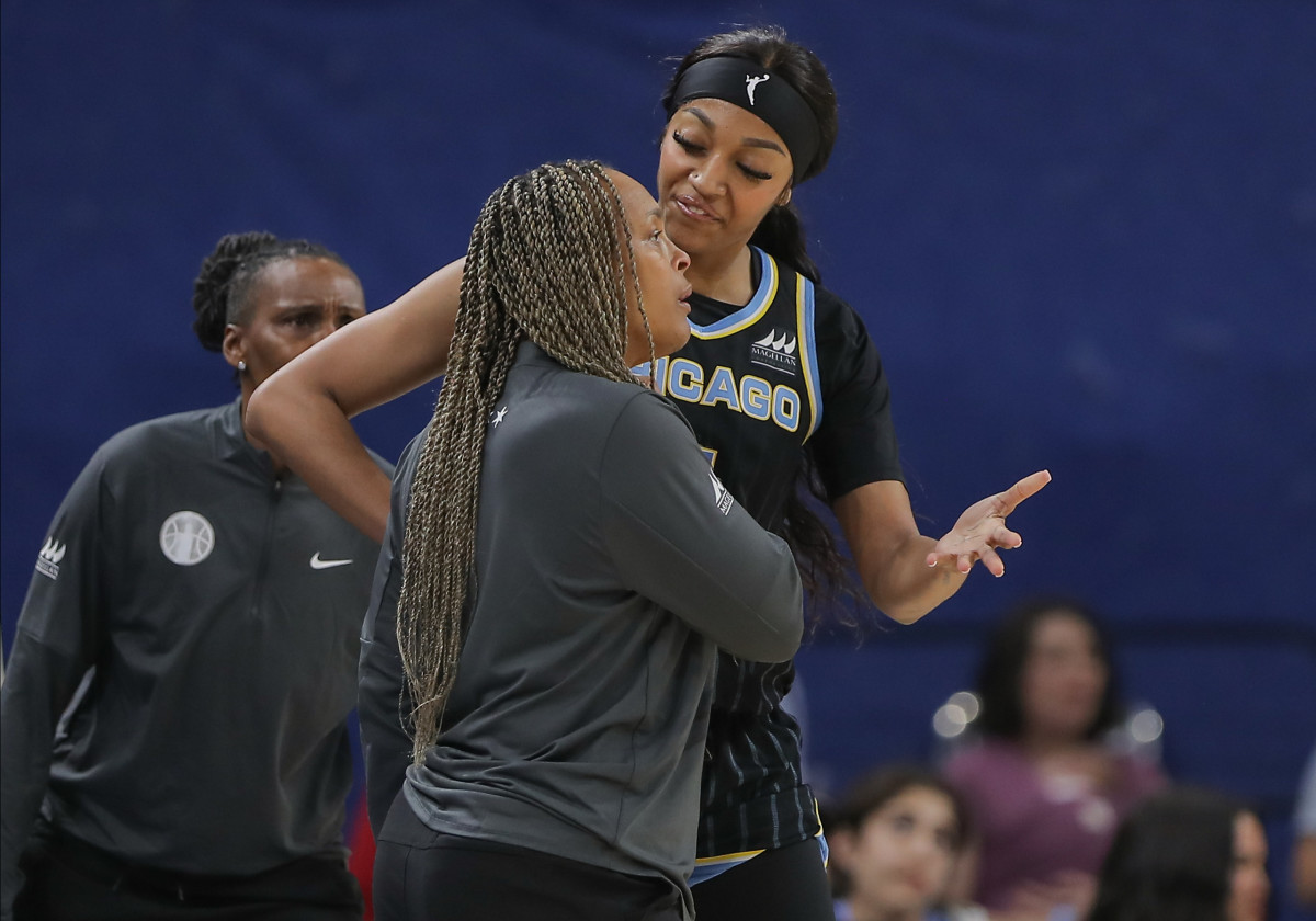 SAD NEWS: Chicago Sky head coach fired…….