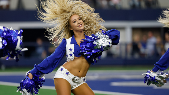 Dallas Cowboys cheerleader surprises fans by attempting a daring feat not everyone would try with their body.