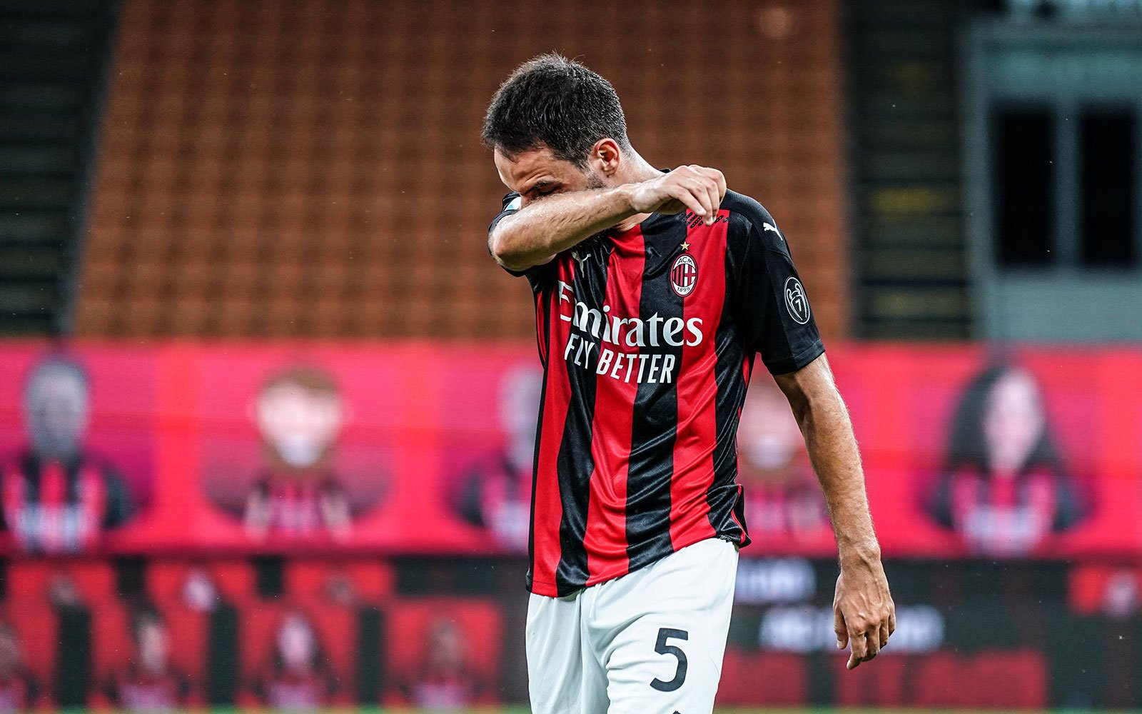 R.I.P.: Scorrendo la scomparsa di una stella amata dell’AC MILAN per 34 anni, scoppiamo in lacrime mentre… Vedi altro