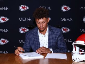 GREAT NEWS : PATRICK MAHOMES SIGNS UNPRECEDENTED 10-YEAR, $500 MILLION CONTRACT EXTENSION WITH KANSAS CITY CHIEFS, INCLUDING UNIQUE CLAUSE TO BUILD NEW COMMUNITY CENTER IN KANSAS CITY. See more details..