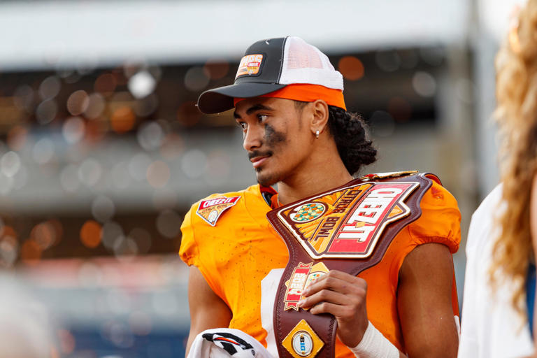 BREAKING: Tennessee’s Football True Freshman EDGE The Maxwell Football Club announced Thursday that Nico Iamaleava has won the Shaun Alexander Freshman of the Year Award for 2024. Nico is the program’s first award winner in its….