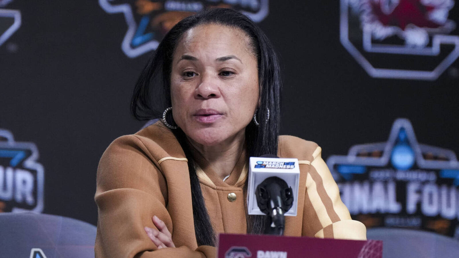 EXCLUSIVE: Head Coach Dawn Staley is Sets to Leave the South Carolina Gamecocks After NCAA Tournament as she Has Finally Agreed to Personal Terms with Los Angeles Sparks as Their New….