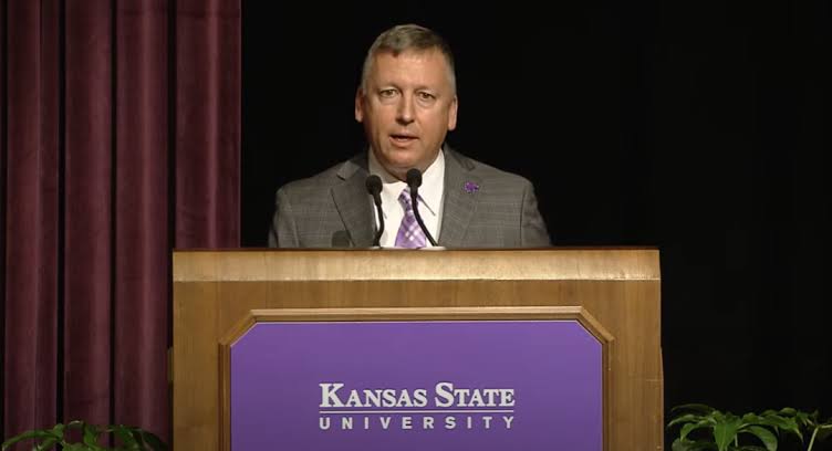 MANHATTAN, KS – Following a four-hour board meeting that concluded late this afternoon, Kansas State University made a landmark announcement: the approval of a $1 billion investment for the construction of a new football stadium. The decision, reached by both the university’s……